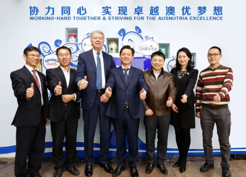 ▲董事會部分成員合影（從右到左分別為：劉俊輝、吳少虹、施亮、顏衛(wèi)彬、Bartle van der Meer、喬百君、萬賢生）