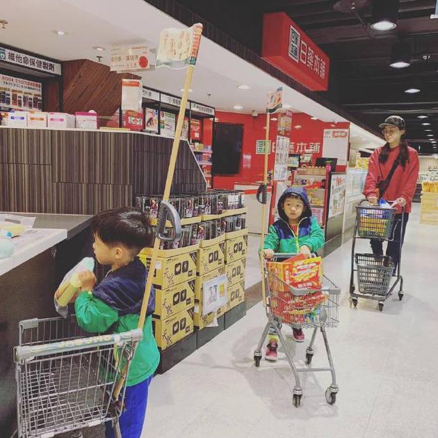 范瑋琪帶兒子逛超市