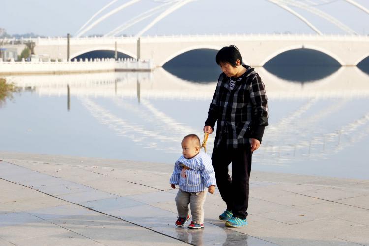 育兒嫂緊俏 家政員陸續(xù)回京公司火車(chē)站“搶人”