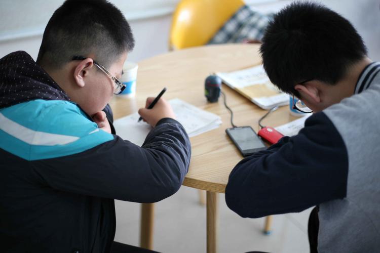 開學(xué)季眼科門診爆滿 專家：矯正視力切勿亂投醫(yī)