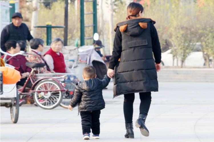 從幼兒園回家路上，只問孩子四個問題就行了