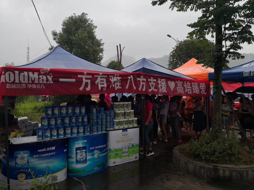 情系四川災區(qū) 新西蘭高培愛心小分隊奔赴災區(qū)發(fā)放奶粉