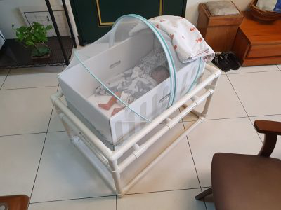 和以往嬰兒床說再見，有媽媽喂芬蘭床就夠了