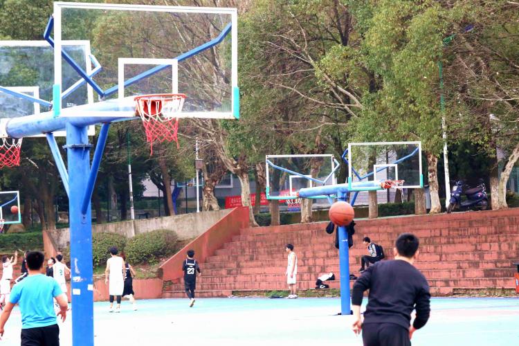 從“散散步逛逛小賣部”到“踢球舞拳玩競(jìng)技”——體育課之變折射社會(huì)變遷