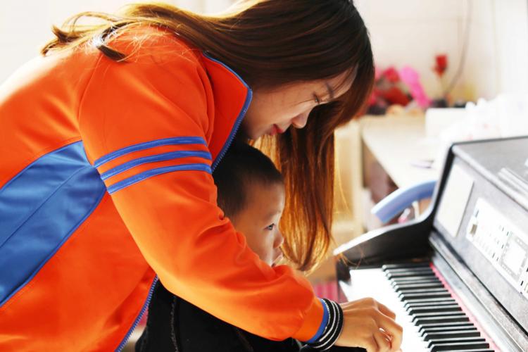 研究表明學(xué)鋼琴有利于提升兒童語言能力