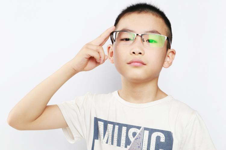 戶外活動欠缺 近視兒童激增