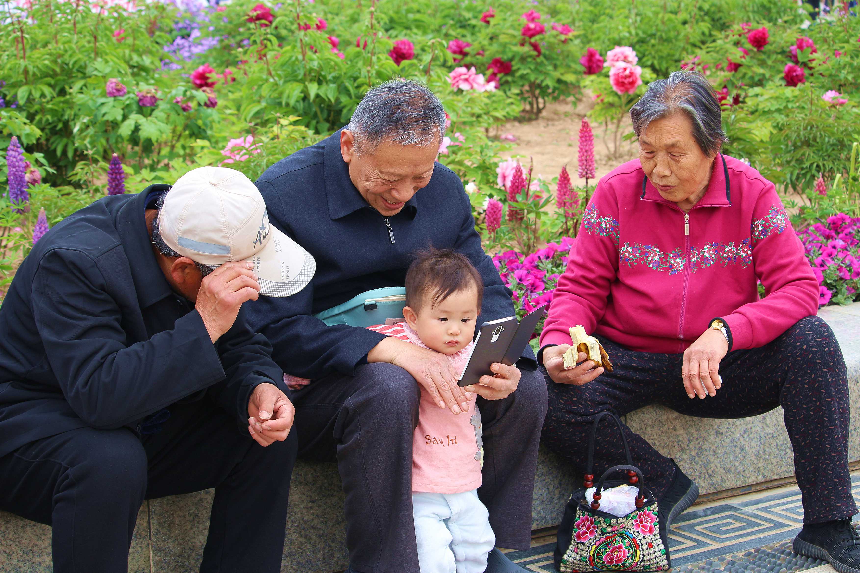 把孩子交給長輩撫養(yǎng)時，一定要警惕過度寵愛