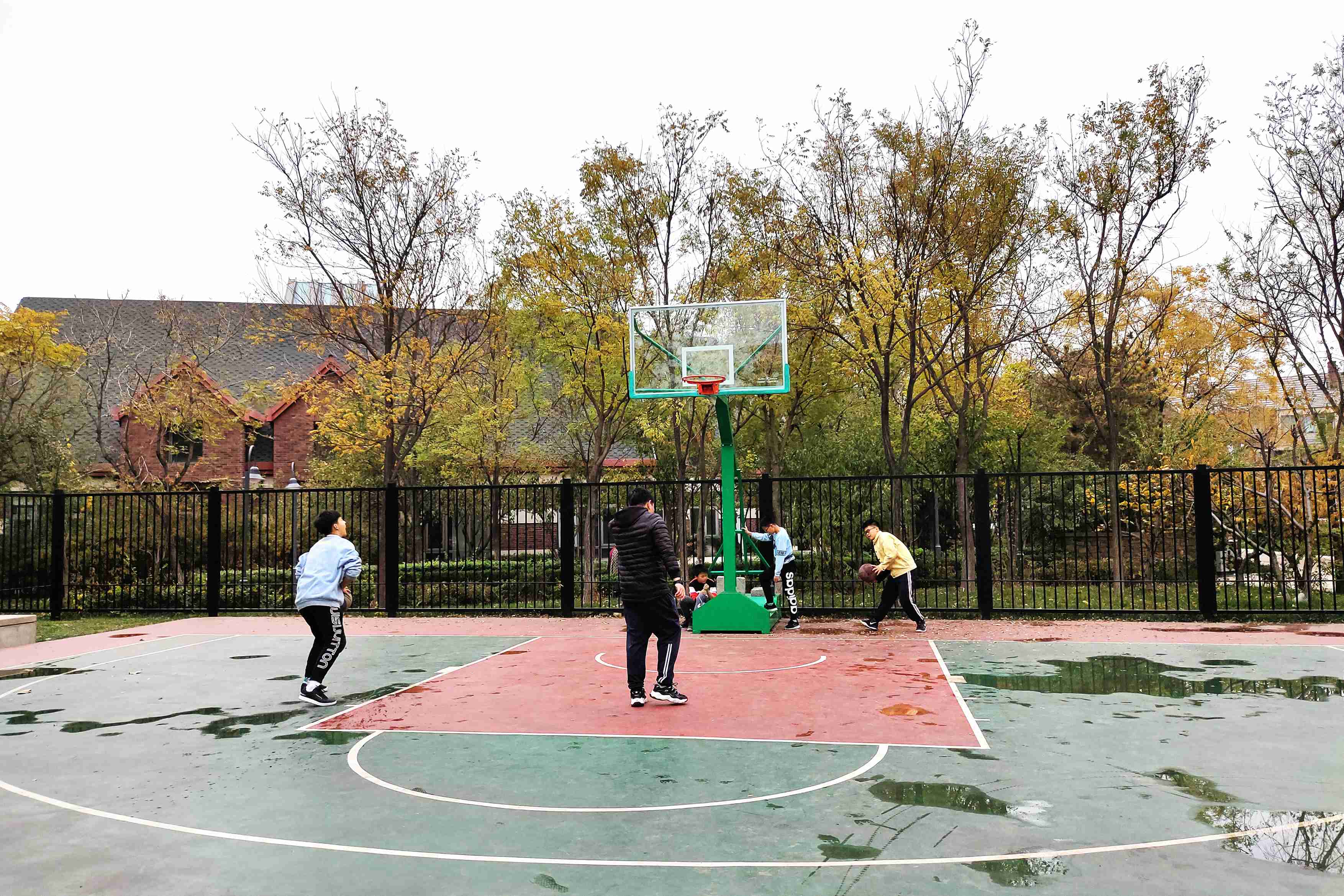 體育老師主動申請當班主任 家長質(zhì)疑：成績能好嗎