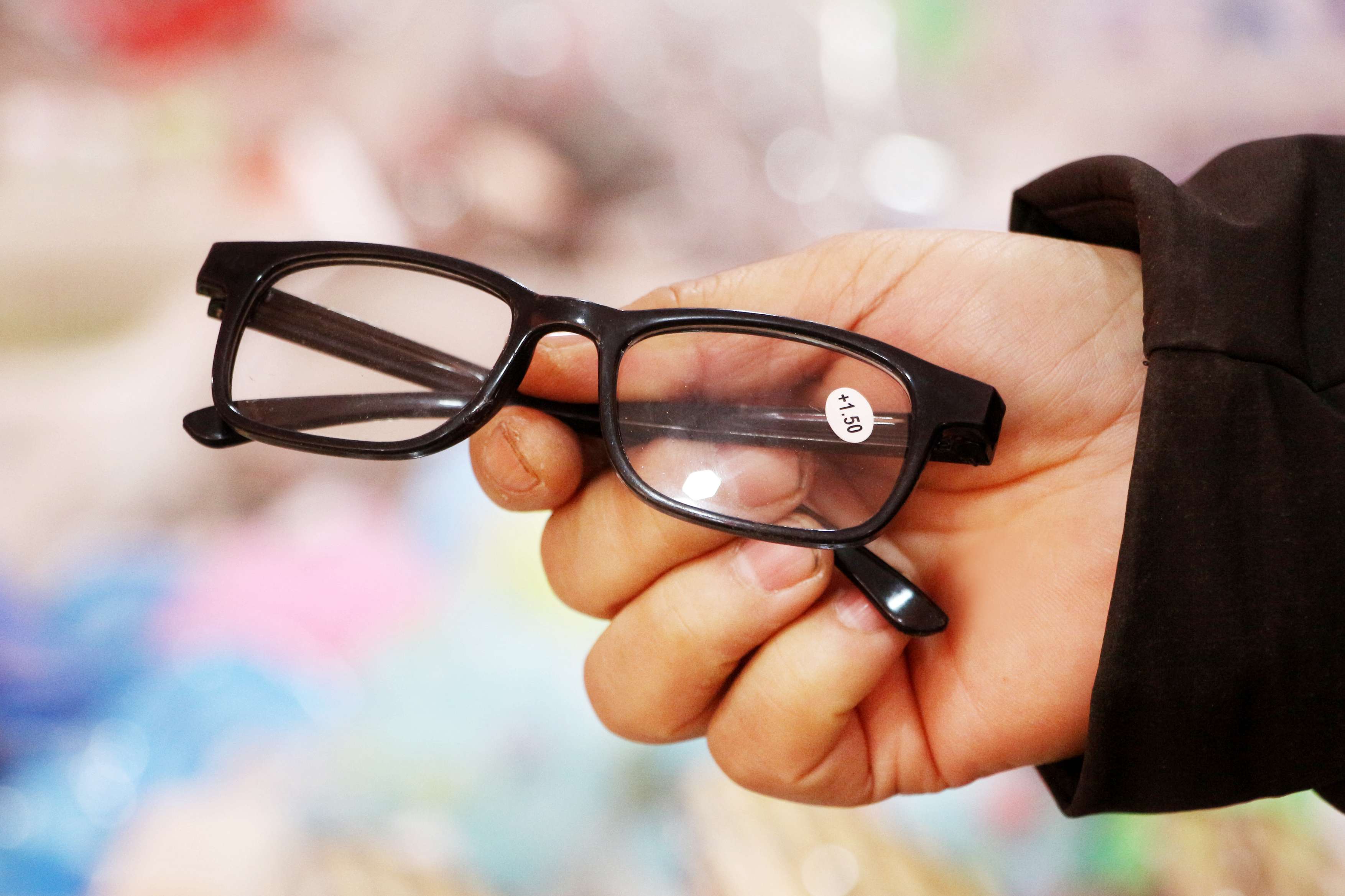 防藍(lán)光眼鏡真能預(yù)防兒童近視？專家：無科學(xué)依據(jù)