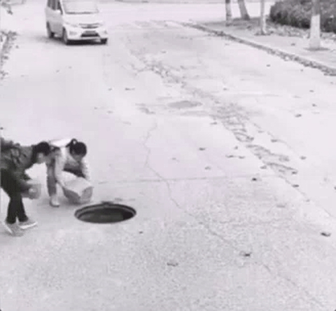 下水道沒井蓋，路過的兩位小天使將洞口擋住