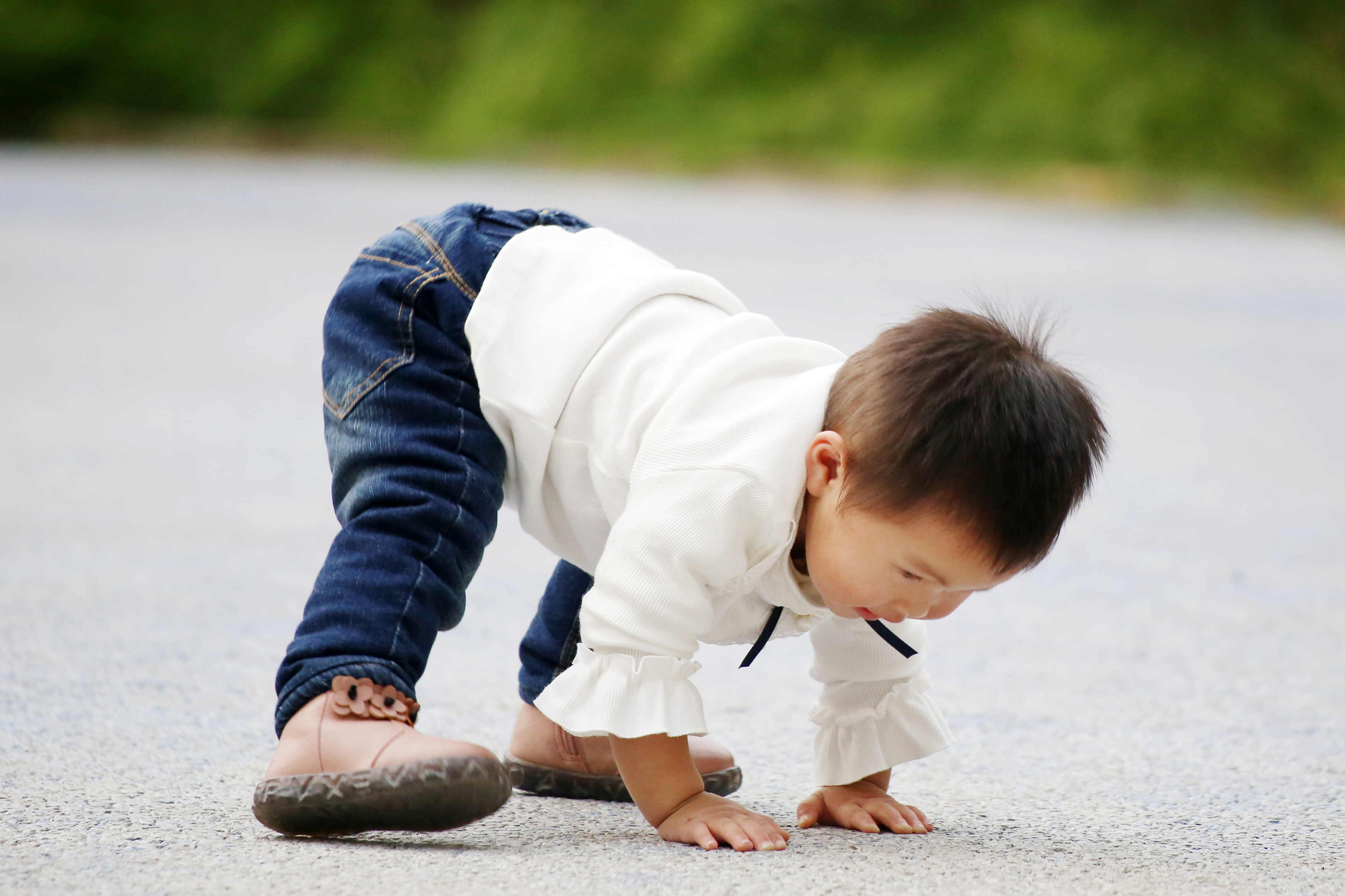 孩子光腳跑會受寒？沒那么嬌氣