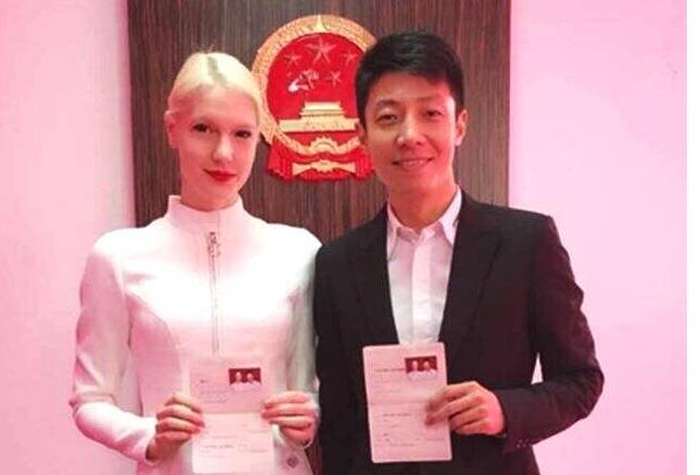 撒貝寧當(dāng)?shù)?！妻子低調(diào)曬全家福 龍鳳胎好羨慕