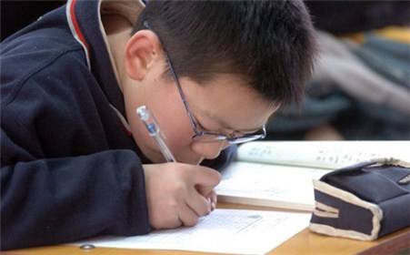 電子時(shí)代如何保護(hù)兒童的眼睛 這4招要謹(jǐn)記