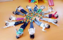 委員討論丨應(yīng)出臺政策鼓勵幫助家庭育兒