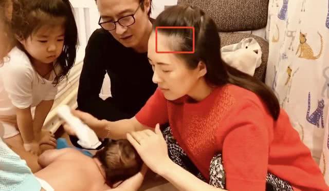 章子怡產(chǎn)后出鏡給兒子剃頭，發(fā)際線引網(wǎng)友熱議