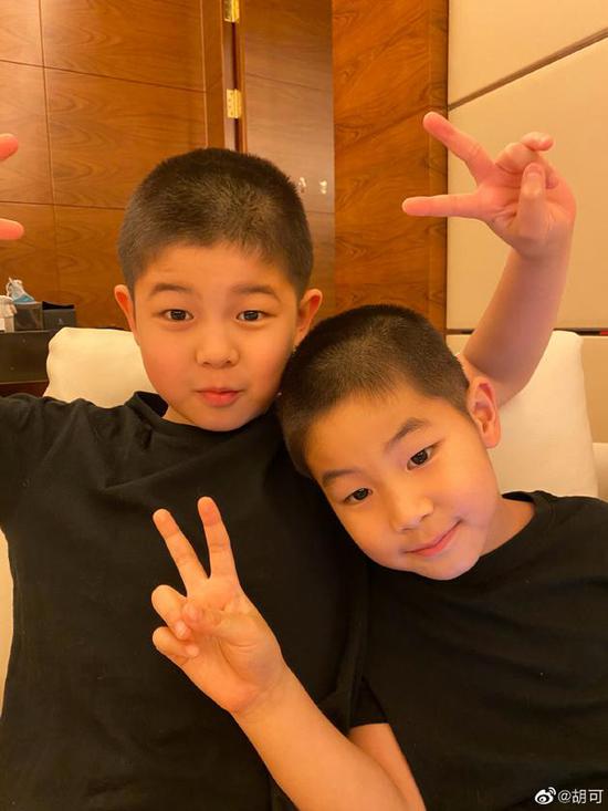 胡可曬安吉小魚兒近照  龍?zhí)ь^哥兒倆同款發(fā)型比耶超呆萌
