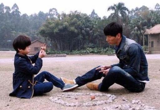 張亮兒子天天曬彈鋼琴視頻 懷里貓咪被誤認(rèn)是特效