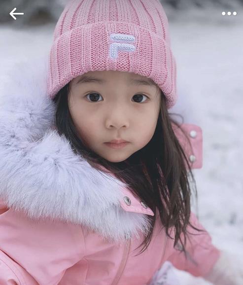 董璇曬女兒小酒窩玩雪萌照