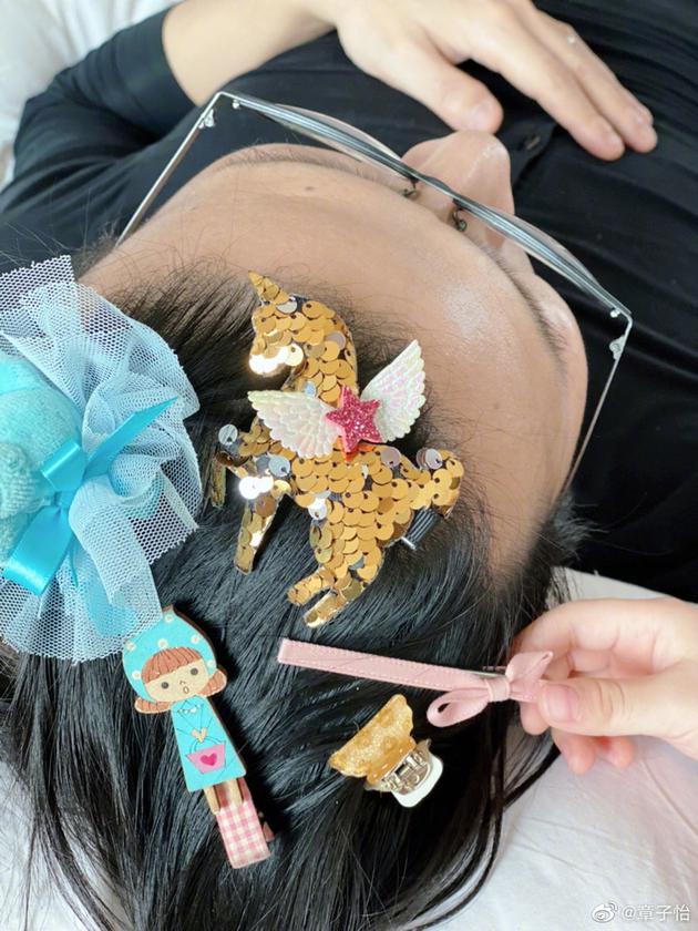 章子怡陪醒醒過家家 汪峰頭發(fā)被夾滿發(fā)卡畫面溫馨