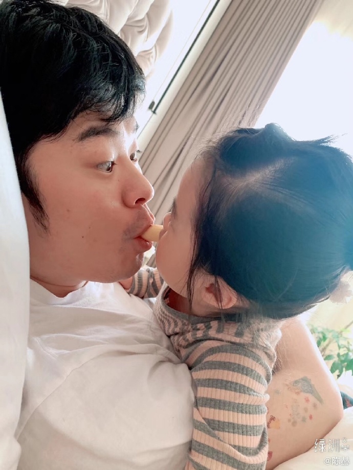陳赫分享寵溺帶娃日常 父女大玩餅干親親溫馨十足