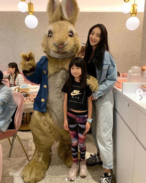曹格妻子曬女兒近照 Grace露小蠻腰留長發(fā)溫婉大方