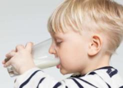 金牌解答丨寶寶幾歲后可以喝純牛奶？