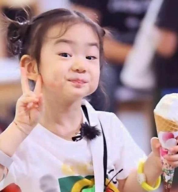 同樣是潮媽，戚薇和李小璐打扮起女兒天差地別