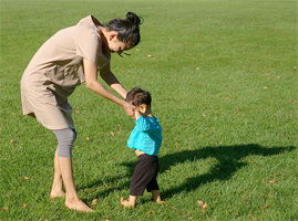 家有“懶寶寶”不愿走路，父母該怎么辦