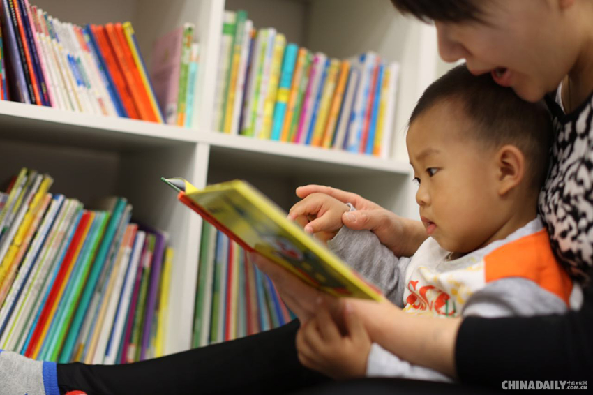 每個愛讀書的寶寶身后都有會聊天的爸媽