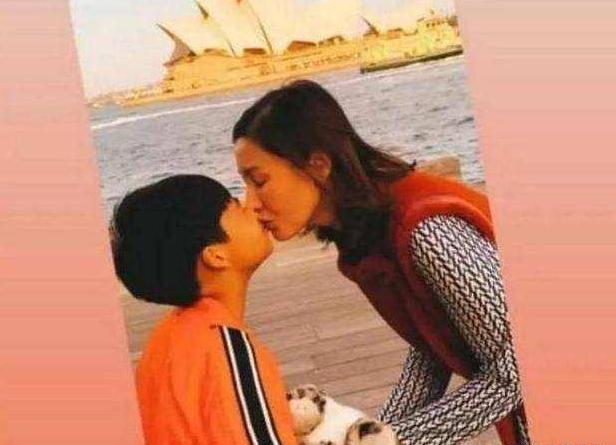 李嘉欣曬和8歲兒子泳池親吻照，異性親子間的“界限”怎么把握？