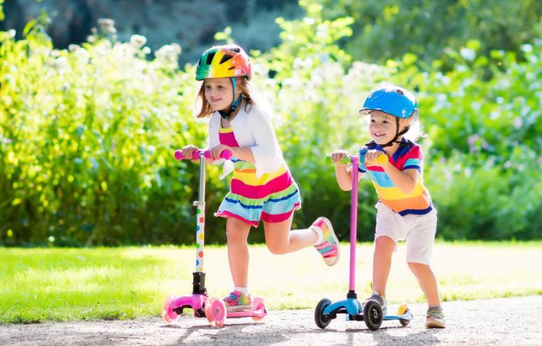 跟著親貝網(wǎng)一起來盤點(diǎn)兒童滑板車的利弊