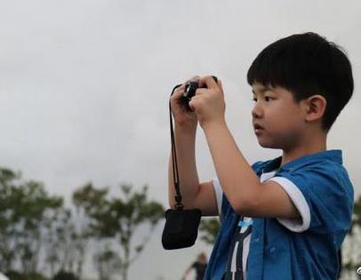 安吉舉相機(jī)認(rèn)真觀察世界 胡可：懷念沒有長(zhǎng)胖的你