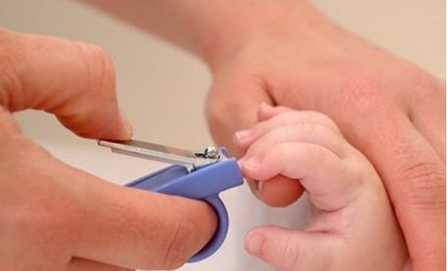 新生兒手那么小，指甲應(yīng)該怎樣剪才對(duì)？