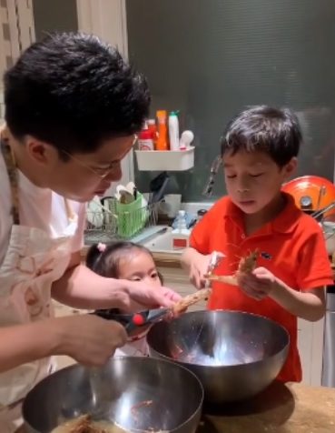 霍啟剛與兒子共同下廚，疫情期間的又一項(xiàng)親子活動(dòng)