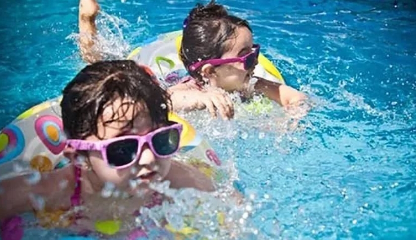 兒童游泳最佳年齡，過早害處多