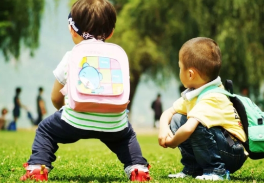 駝背、高低肩、八字腳不良體態(tài)，會(huì)毀了孩子一生 !如何糾正？