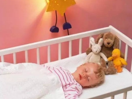 晚上開燈睡覺(jué)寶寶不僅影響發(fā)育而且還易患近視