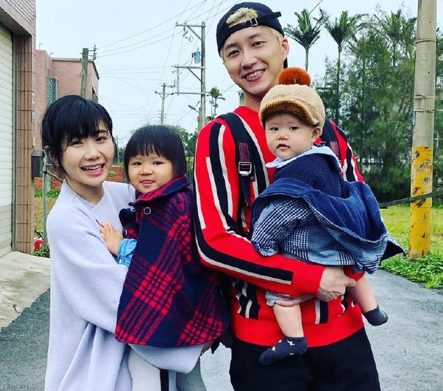 福原愛陪女兒專心玩手工 手機(jī)殼貼滿貼紙童趣滿滿