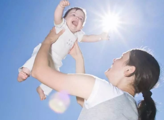 剛出生的寶寶曬太陽(yáng)要注意什么？新生兒曬太陽(yáng)注意事項(xiàng)