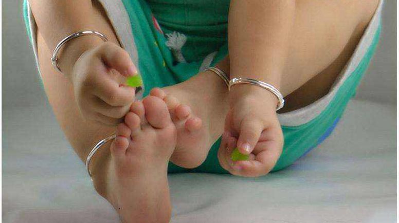 還再給寶寶戴手鐲？這些危害能讓你腸子都悔青