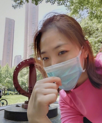 武漢的春天什么樣？楊云帶雙胞胎女兒去踏青