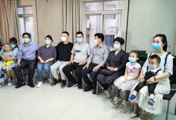 “錯(cuò)換人生28年”的兩家人跨省認(rèn)親 兩家人的“全家?！?/>
      <div   id=