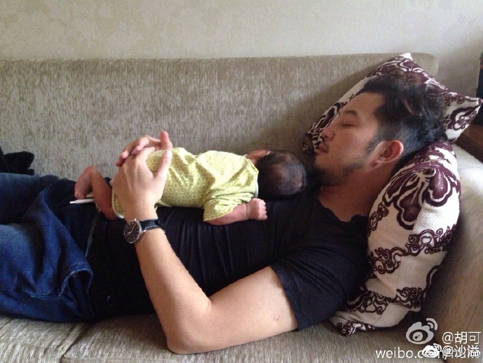 小魚兒趴爸爸身上 沙溢：胸口碎大石的感覺