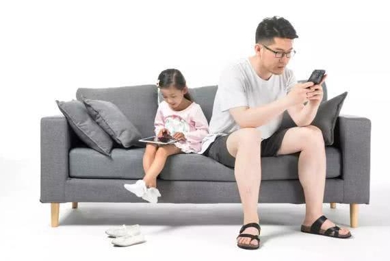 寶寶愛搶手機(jī)，不是他想要玩，其實(shí)只是一種本能！