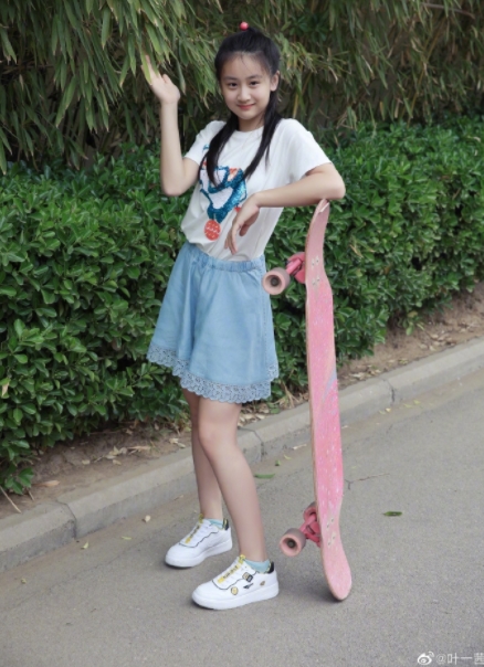 葉一茜分享女兒玩滑板日常 森碟穿短裙雙腿白皙元氣十足