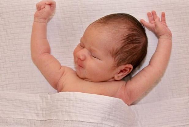 新生兒“舉手”睡姿要糾正嗎？投降式睡姿學(xué)問大