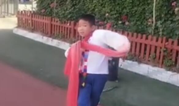 小學(xué)生跳驚鴻舞表情滿分 氣質(zhì)表情拿捏的妥妥的