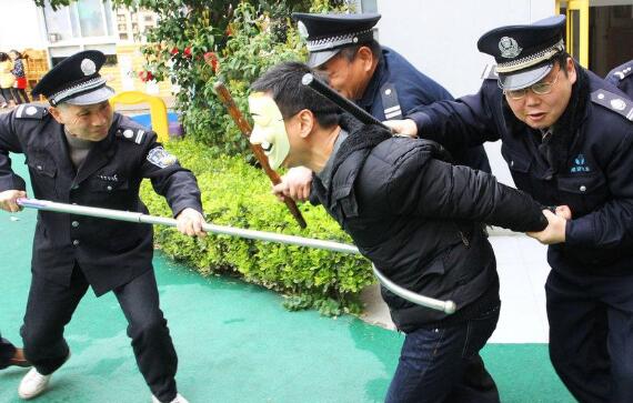 關(guān)注兩會(huì)：人大代表建議為中小學(xué)幼兒園配備專職安保