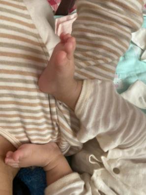 何雯娜曬女兒睡姿與小腳丫 幸福稱每一天都好快樂