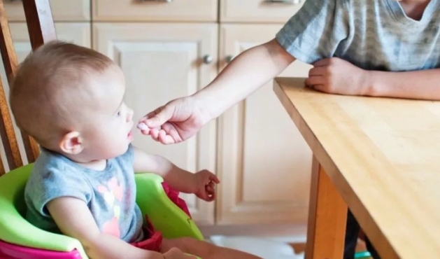 夏天寶寶不吃飯 可能是這四個(gè)壞習(xí)慣引起的